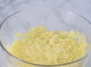 蒸熟的土豆用压泥器压成泥