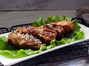 最后摆盘撒上熟白芝麻即可食用