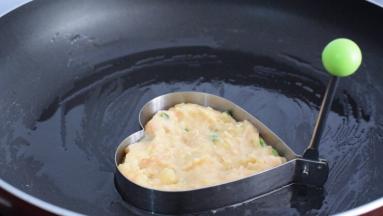 用勺子舀进肉末土豆泥