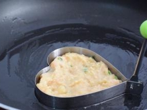 用勺子舀进肉末土豆泥