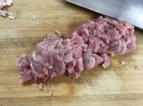 猪里脊洗干净后切成薄片。