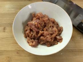 把切成片的肉加料酒，生抽，鱼露和少许生粉拌匀后腌15分钟。