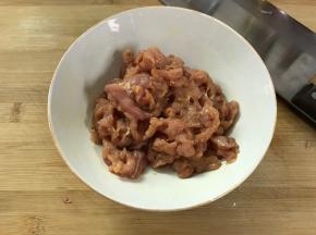 把切成片的肉加料酒，生抽，鱼露和少许生粉拌匀后腌15分钟。