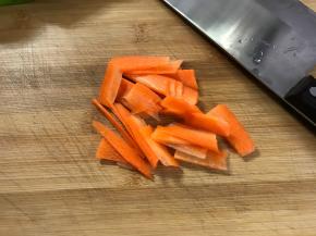 胡萝卜切片。