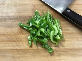 青椒切片。