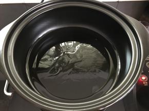 砂锅中倒入适量油。