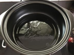 砂锅中倒入适量油。