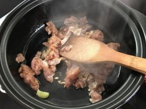 放入腌好的肉片爆炒至肉片变色后盛出。