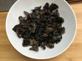黑木耳泡发后洗净撕成小朵。