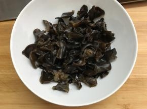 黑木耳泡发后洗净撕成小朵。