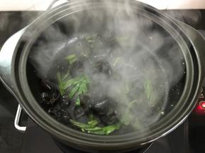 加入黑木耳翻炒。