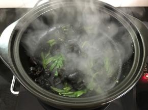 加入黑木耳翻炒。