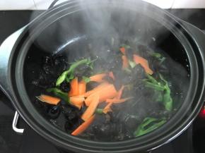 再加入胡萝卜翻炒。