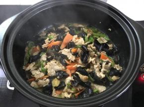 然后把肉片一起放入炒匀后加少许盐调味。