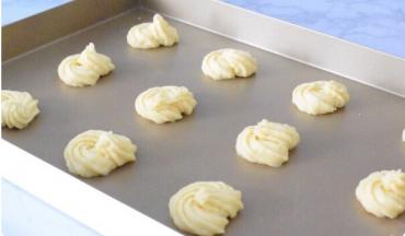 在烤盘上挤出圆形曲奇面团