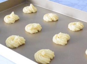 在烤盘上挤出圆形曲奇面团