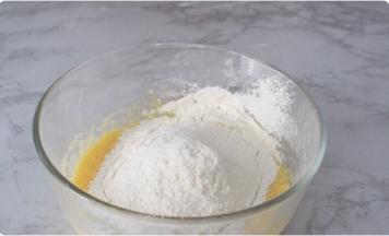 筛入混合好的粉类