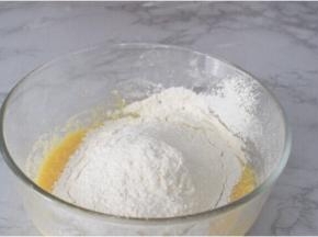 筛入混合好的粉类