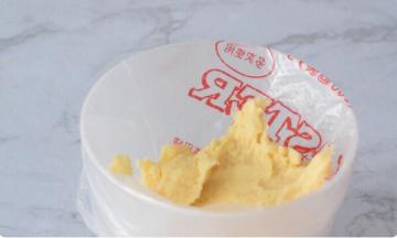 裱花袋中装入裱花嘴，再把面糊装入裱花袋中