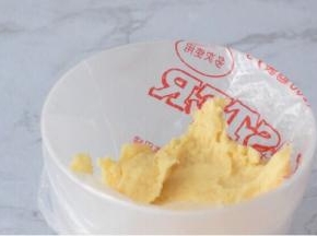 裱花袋中装入裱花嘴，再把面糊装入裱花袋中