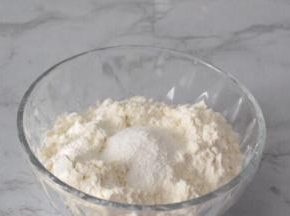 低筋面粉中加入泡打粉