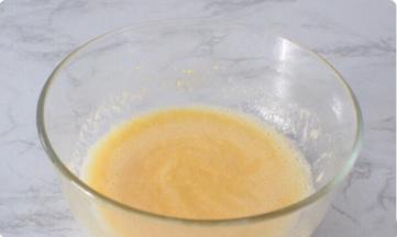 用手动打蛋器打至无颗粒状