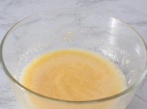 用手动打蛋器打至无颗粒状