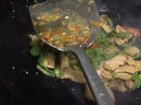 放适量料酒。一勺盐