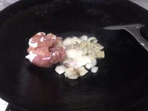 锅里烧热，将肥肉放入锅中，练出油，将瘦肉放入