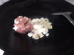锅里烧热，将肥肉放入锅中，练出油，将瘦肉放入