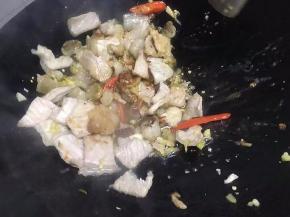 加入一勺豆瓣酱入锅