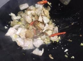 加入一勺豆瓣酱入锅