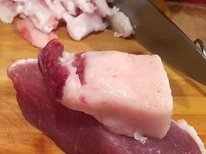 将肉洗干净，皮去掉，将肥肉跟瘦肉分开切