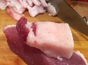将肉洗干净，皮去掉，将肥肉跟瘦肉分开切