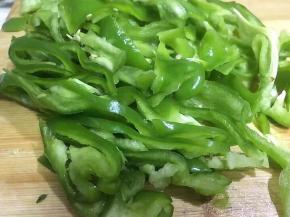 将青椒洗净，切粗丝