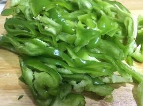 将青椒洗净，切粗丝