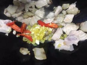 肉炒变色后将大蒜末，生姜末，泡椒末，红尖椒入锅