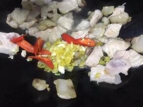 肉炒变色后将大蒜末，生姜末，泡椒末，红尖椒入锅