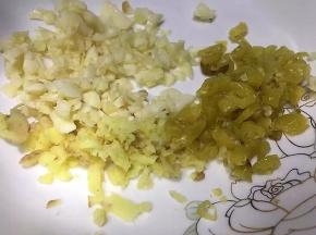 将大蒜切碎，生姜切碎，泡椒切碎