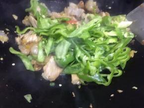 翻炒片刻，加入青椒