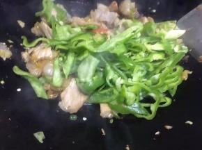 翻炒片刻，加入青椒