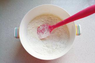 低粉，杏仁粉，糖粉，盐，泡打粉，苏打粉放入碗中混合均匀；