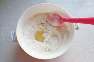 分次加入植物油，翻拌均匀;