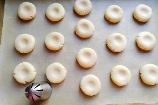 再找个小圆东东在中间压出一个小凹形；（我用的球形裱花嘴）