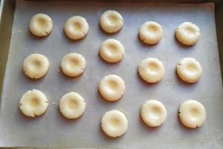 然后刷上薄薄的一层蛋液，放入预热好的烤箱中层，上下火170度烤约15分钟左右即好；