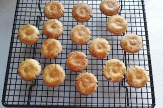 烤好的小饼干出炉，彻底晾凉；