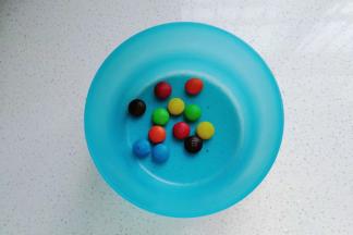 准备彩色巧克力m豆；