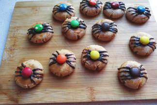 然后再在m豆两侧挤上蜘蛛腿；