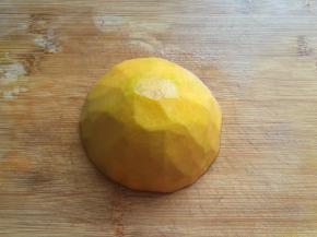 南瓜一块洗净去皮，记得要买南瓜大头顶端部分；