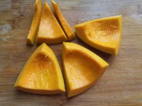 然后把它从中间切十字，切成四块，每块纵向长约8厘米；